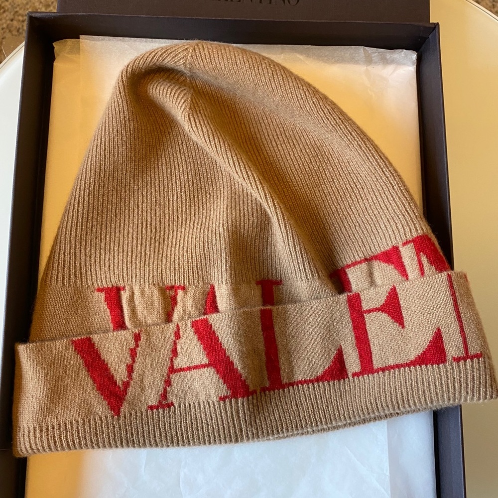Beige cashmere Valentino with red logo beanie